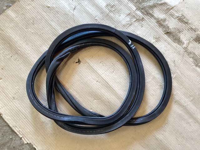 bontott VW PASSAT B8 Jobb hátsó Gumikéder