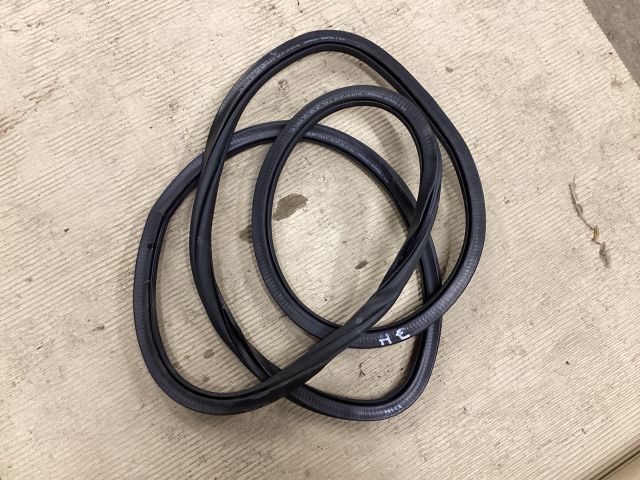 bontott VW PASSAT B8 Jobb hátsó Gumikéder