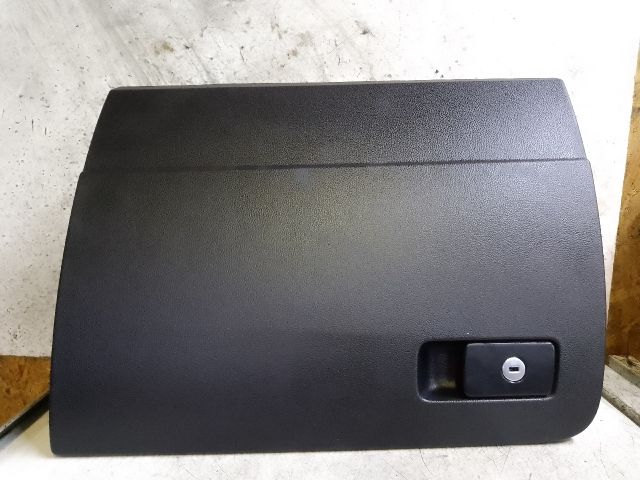 bontott VW PASSAT B8 Kesztyűtartó Ajtó