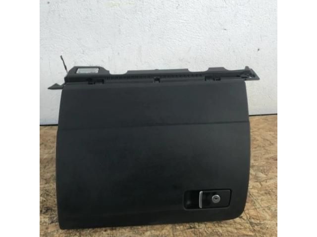 bontott VW PASSAT B8 Kesztyűtartó