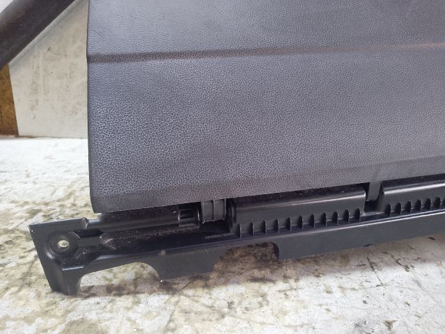 bontott VW PASSAT B8 Kesztyűtartó