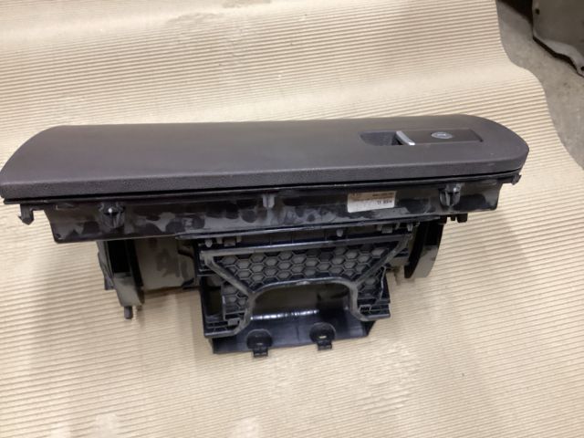 bontott VW PASSAT B8 Kesztyűtartó