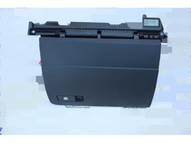 bontott VW PASSAT B8 Kesztyűtartó