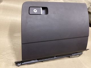 bontott VW PASSAT B8 Kesztyűtartó