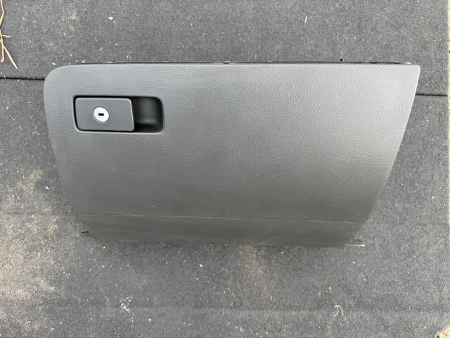 bontott VW PASSAT B8 Kesztyűtartó