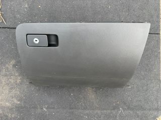 bontott VW PASSAT B8 Kesztyűtartó