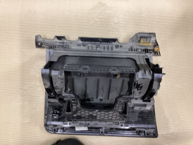 bontott VW PASSAT B8 Kesztyűtartó