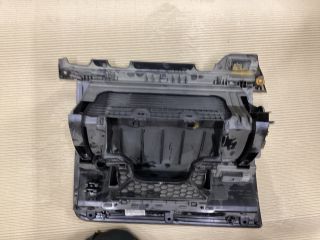 bontott VW PASSAT B8 Kesztyűtartó