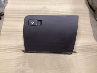 bontott VW PASSAT B8 Kesztyűtartó