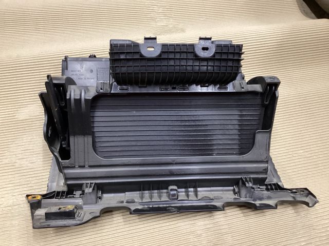 bontott VW PASSAT B8 Kesztyűtartó