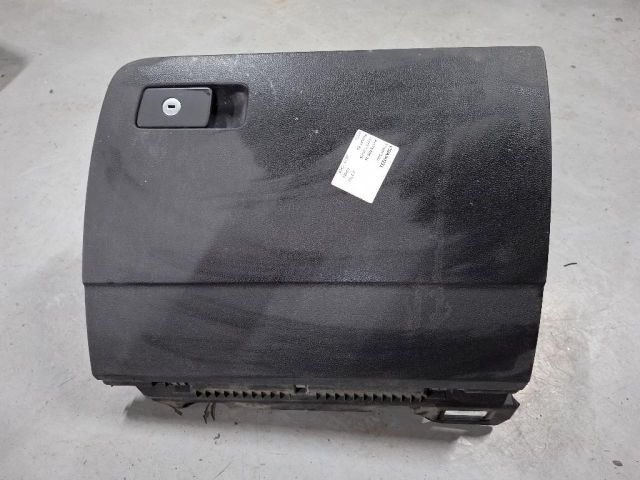 bontott VW PASSAT B8 Kesztyűtartó