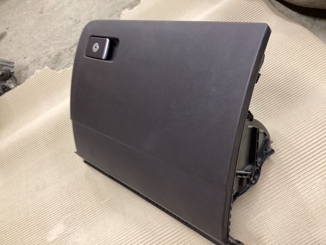 bontott VW PASSAT B8 Kesztyűtartó