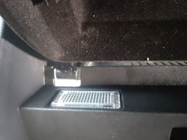 bontott VW PASSAT B8 Kesztyűtartó