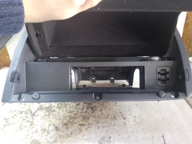 bontott VW PASSAT B8 Kesztyűtartó