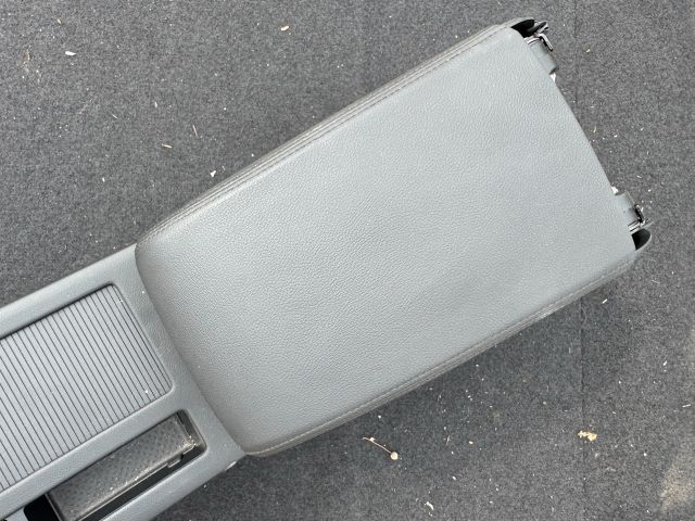 bontott VW PASSAT B8 Könyöklő