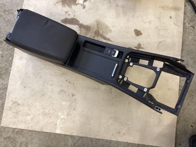 bontott VW PASSAT B8 Könyöklő