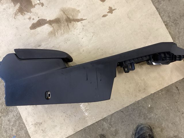 bontott VW PASSAT B8 Könyöklő