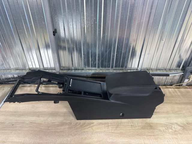 bontott VW PASSAT B8 Könyöklő