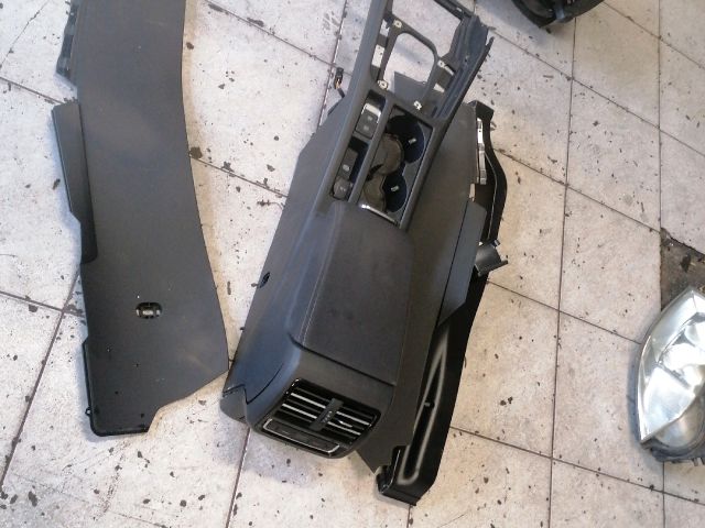 bontott VW PASSAT B8 Könyöklő