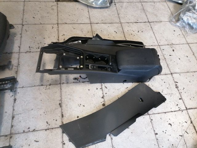 bontott VW PASSAT B8 Könyöklő