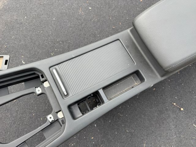 bontott VW PASSAT B8 Könyöklő