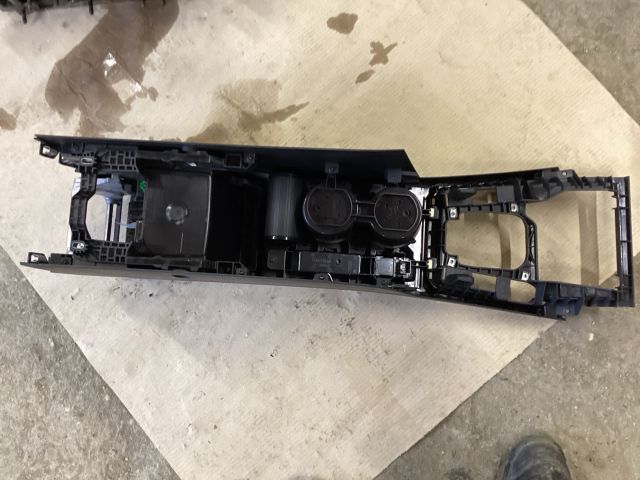 bontott VW PASSAT B8 Könyöklő