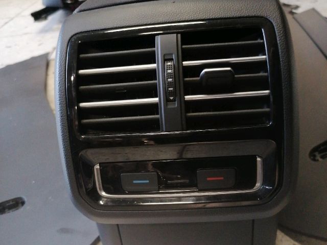 bontott VW PASSAT B8 Könyöklő