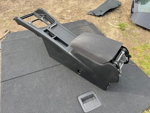 bontott VW PASSAT B8 Könyöklő