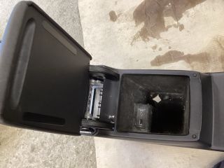 bontott VW PASSAT B8 Könyöklő