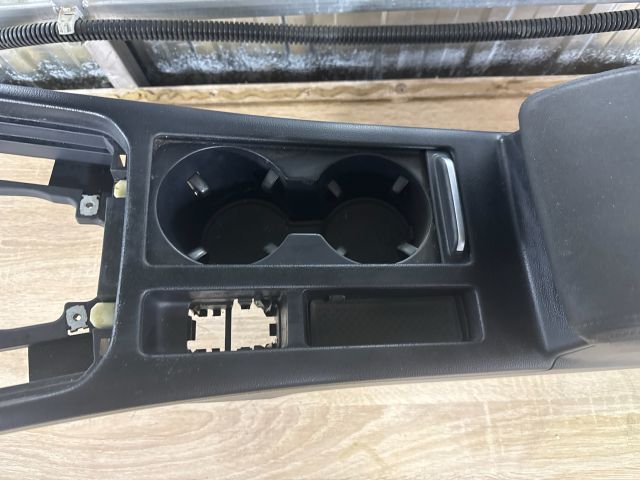 bontott VW PASSAT B8 Könyöklő