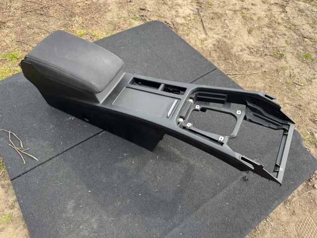 bontott VW PASSAT B8 Könyöklő