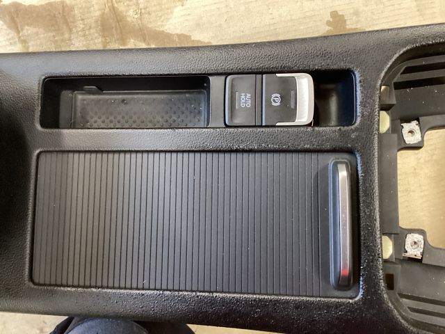 bontott VW PASSAT B8 Könyöklő