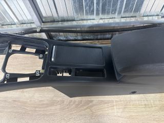 bontott VW PASSAT B8 Könyöklő