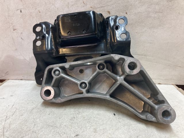 bontott VW PASSAT B8 Motor Tartó Bak (Fém)