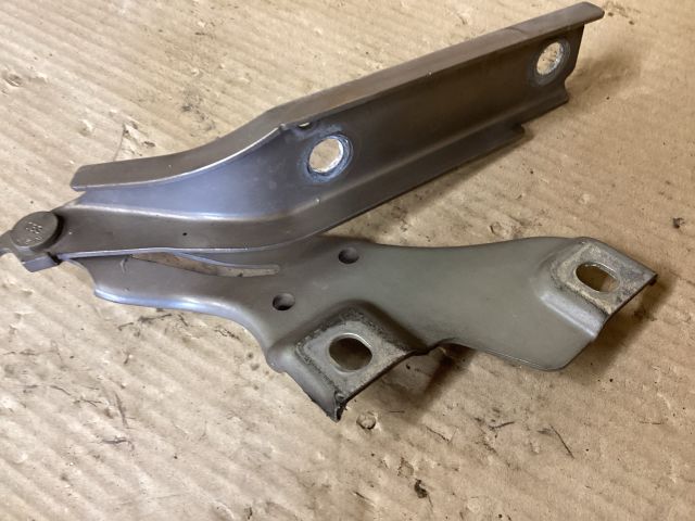 bontott VW PASSAT B8 Motorháztető Jobb Zsanér