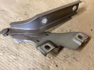 bontott VW PASSAT B8 Motorháztető Jobb Zsanér