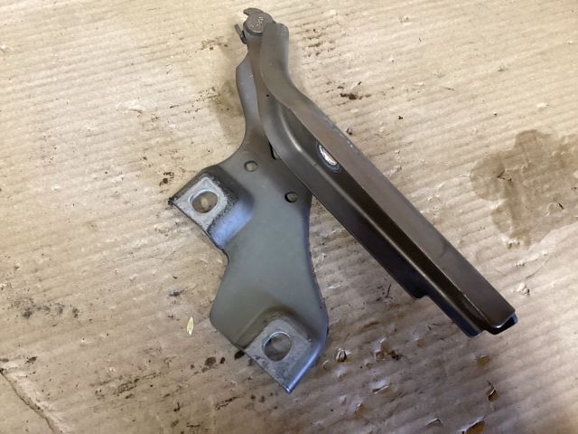 bontott VW PASSAT B8 Motorháztető Jobb Zsanér