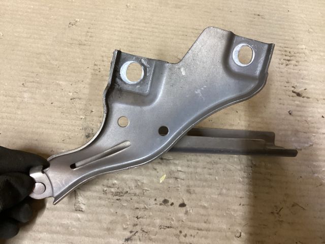 bontott VW PASSAT B8 Motorháztető Jobb Zsanér