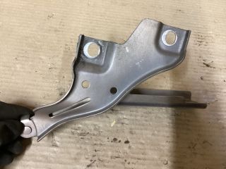 bontott VW PASSAT B8 Motorháztető Jobb Zsanér