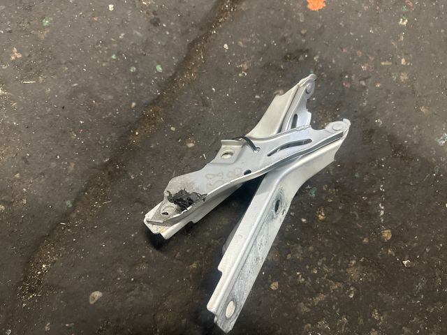 bontott VW PASSAT B8 Motorháztető Zsanér Pár