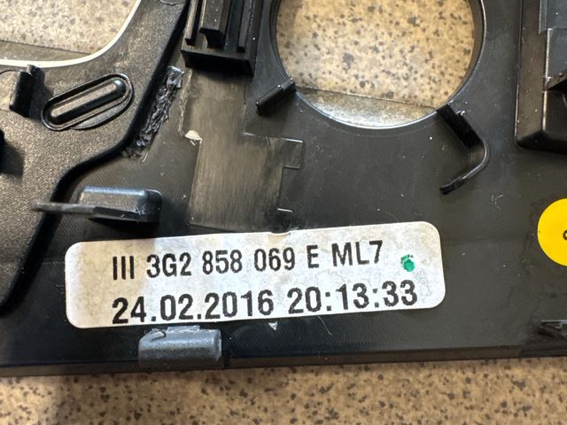 bontott VW PASSAT B8 Multifunkciós Kijelző Keret