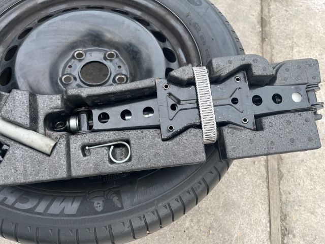 bontott VW PASSAT B8 Pótkerék Szerszámtartó