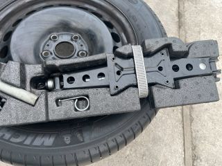 bontott VW PASSAT B8 Pótkerék Szerszámtartó