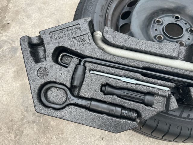 bontott VW PASSAT B8 Pótkerék Szerszámtartó