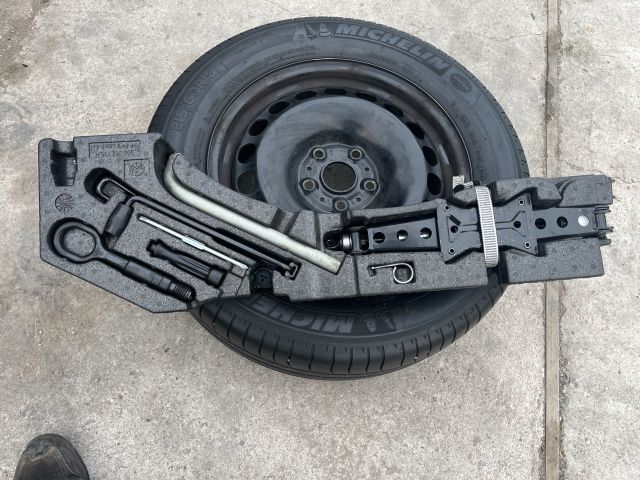 bontott VW PASSAT B8 Pótkerék Szerszámtartó