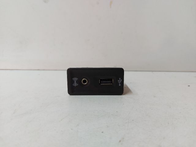 bontott VW PASSAT B8 USB Aljzat