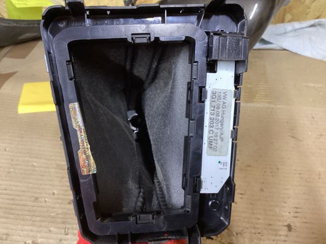 bontott VW PASSAT B8 Váltószoknya Rögzítő Keret