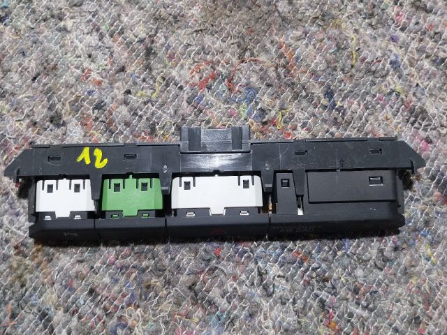 bontott VW PASSAT B8 Vészvillogó Kapcsoló