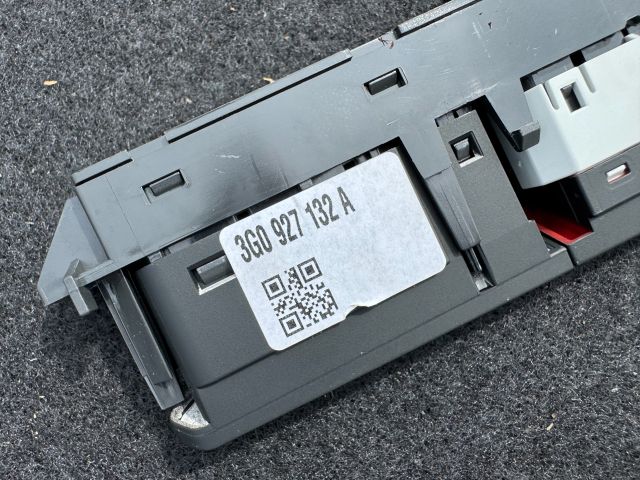 bontott VW PASSAT B8 Vészvillogó Kapcsoló