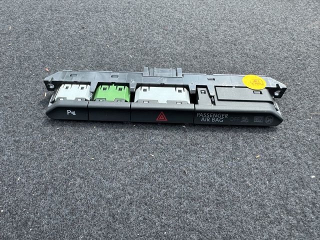 bontott VW PASSAT B8 Vészvillogó Kapcsoló